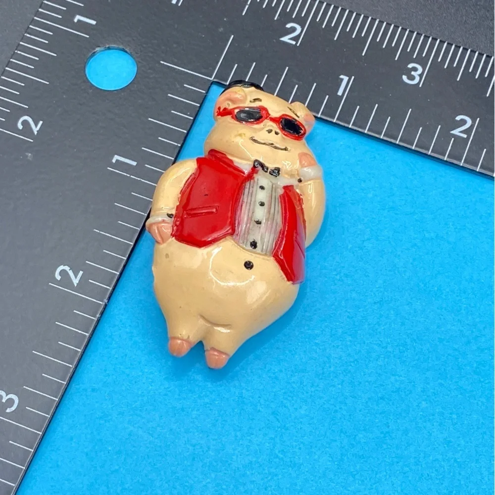 Fancy Piggy Brooch Red Vest Sunglasses Vintage Kitchy EXCLUSIVE GIFTS Taiwan